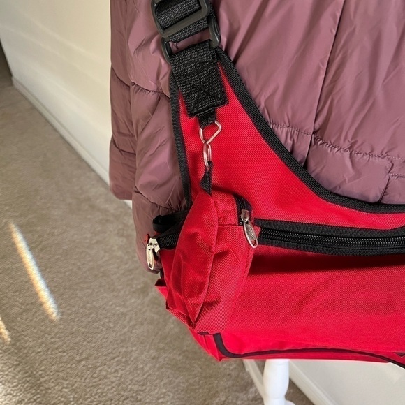AMERICAN UNI: NEW Red Messenger Bag With Compartments and Key Ring purse. Size M - Picture 2 of 13